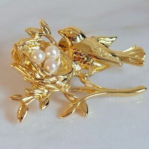 Vintage Avon 1992 Mother’s Love Bird Nest Brooch Gold Pearl Eggs Figural NIB
